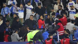 El Clásico entre la UC y Colo Colo se detuvo por una emergencia médica de un hincha cruzado.