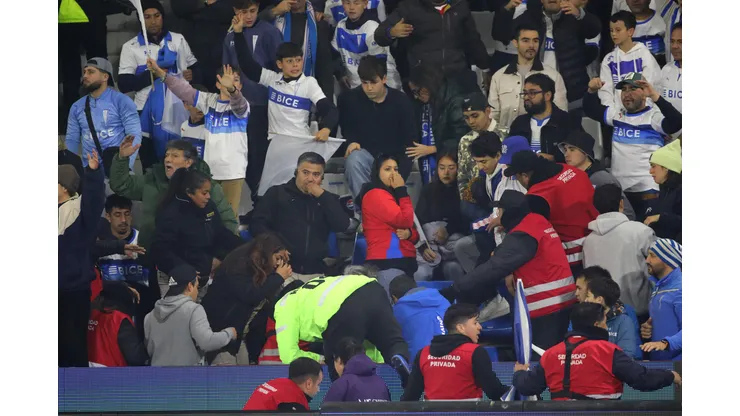 El Clásico entre la UC y Colo Colo se detuvo por una emergencia médica de un hincha cruzado.