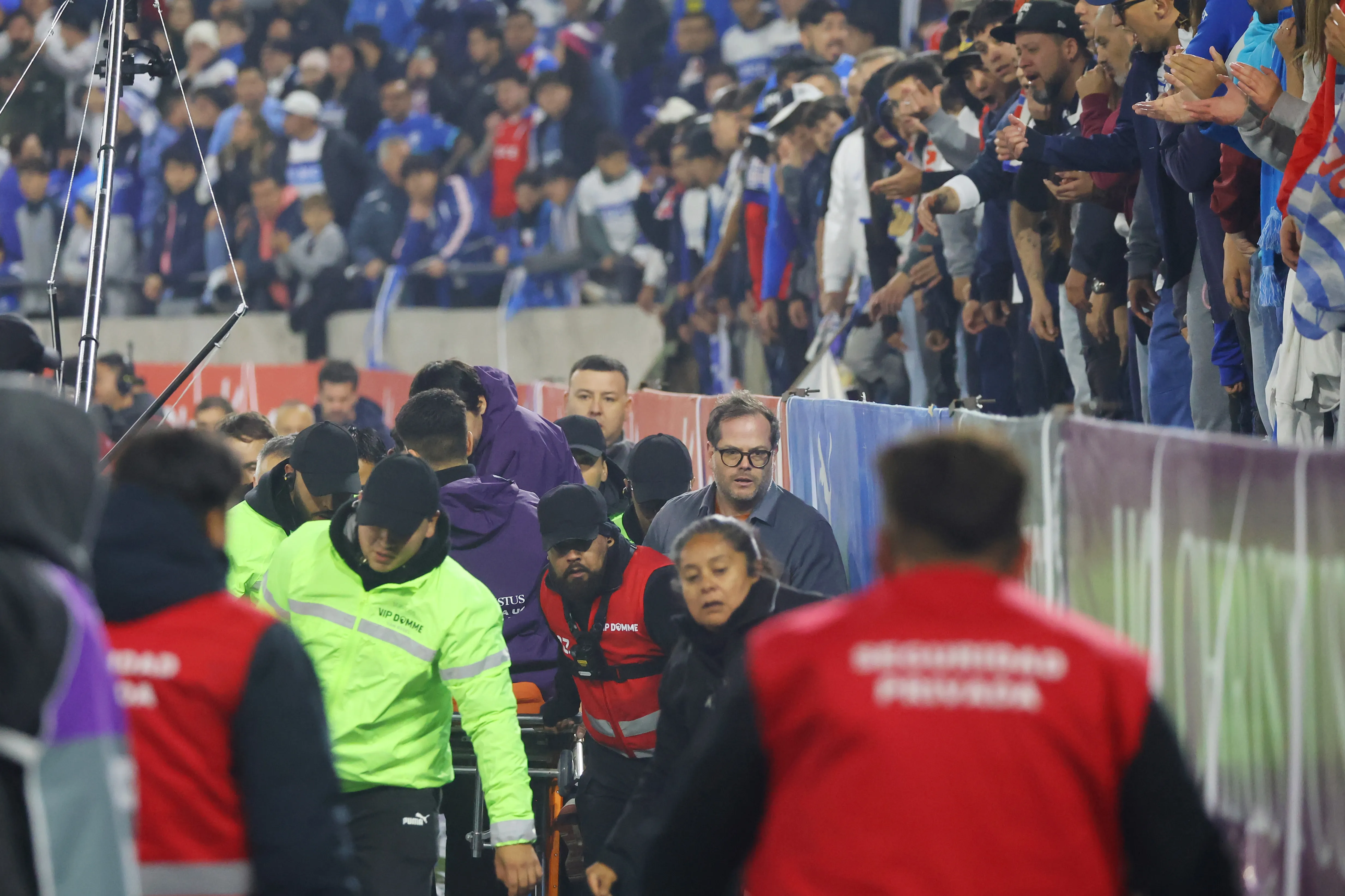 El hincha de la UC fue trasladado a un centro médico cercano al Claro Arena