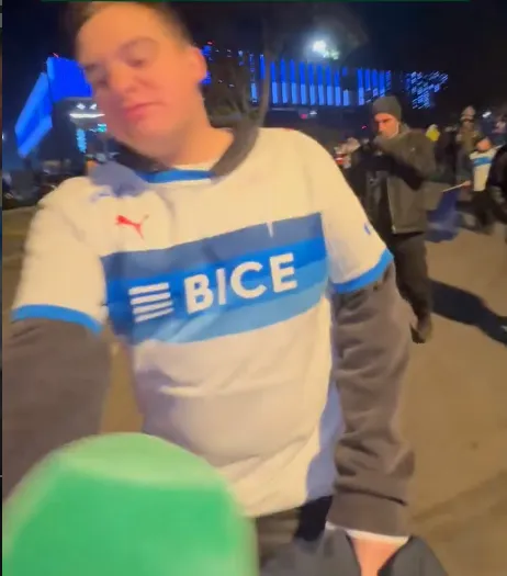 Hincha de la UC genera indignación en redes tras descargos contra un periodista.