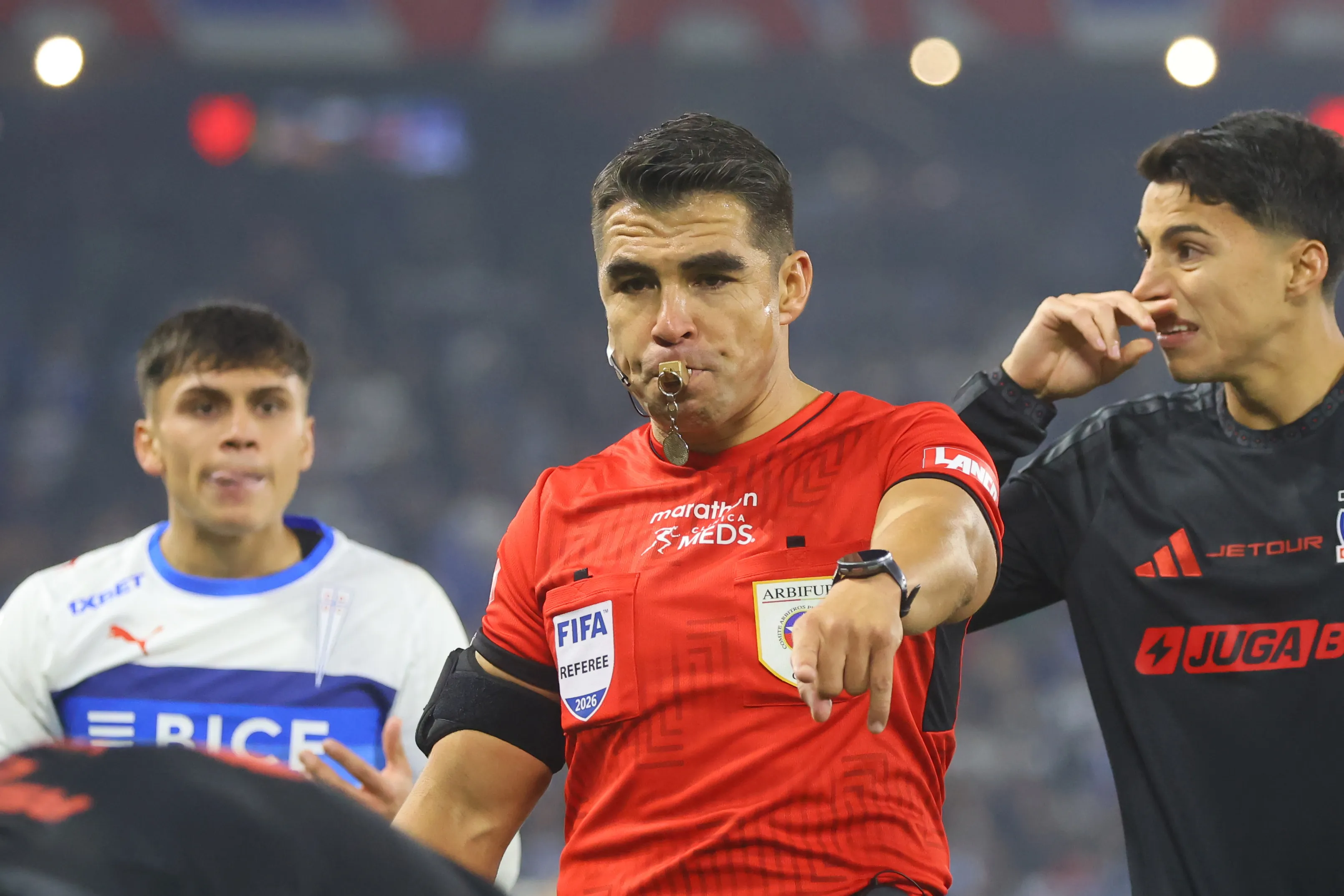 El árbitro José Cabero no dejó pasar ninguna acción en el clásico. (Foto: Jonnathan Oyarzún/Photosport)