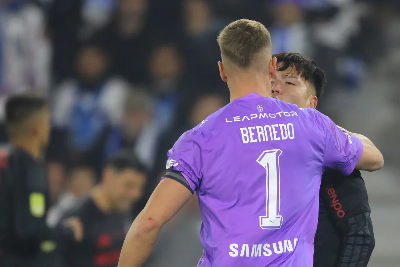 El cara a cara entre Bernedo y Hernández calentó el clásico UC vs. Colo Colo (Photosport).