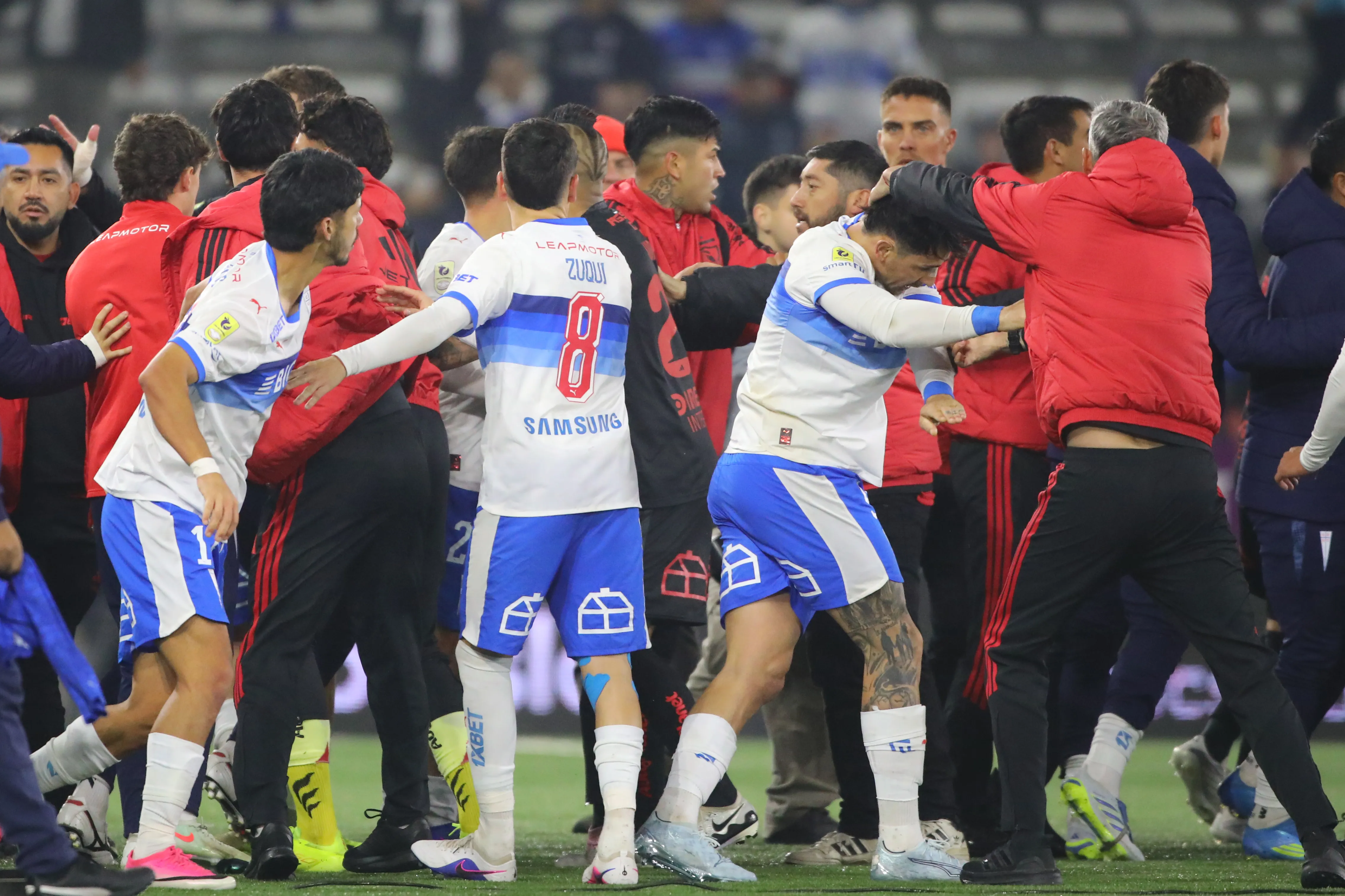 Los jugadores de la UC y Colo Colo protagonizaron incidentes tras el pitazo final | FOTO: Jonnathan Oyarzun/Photosport