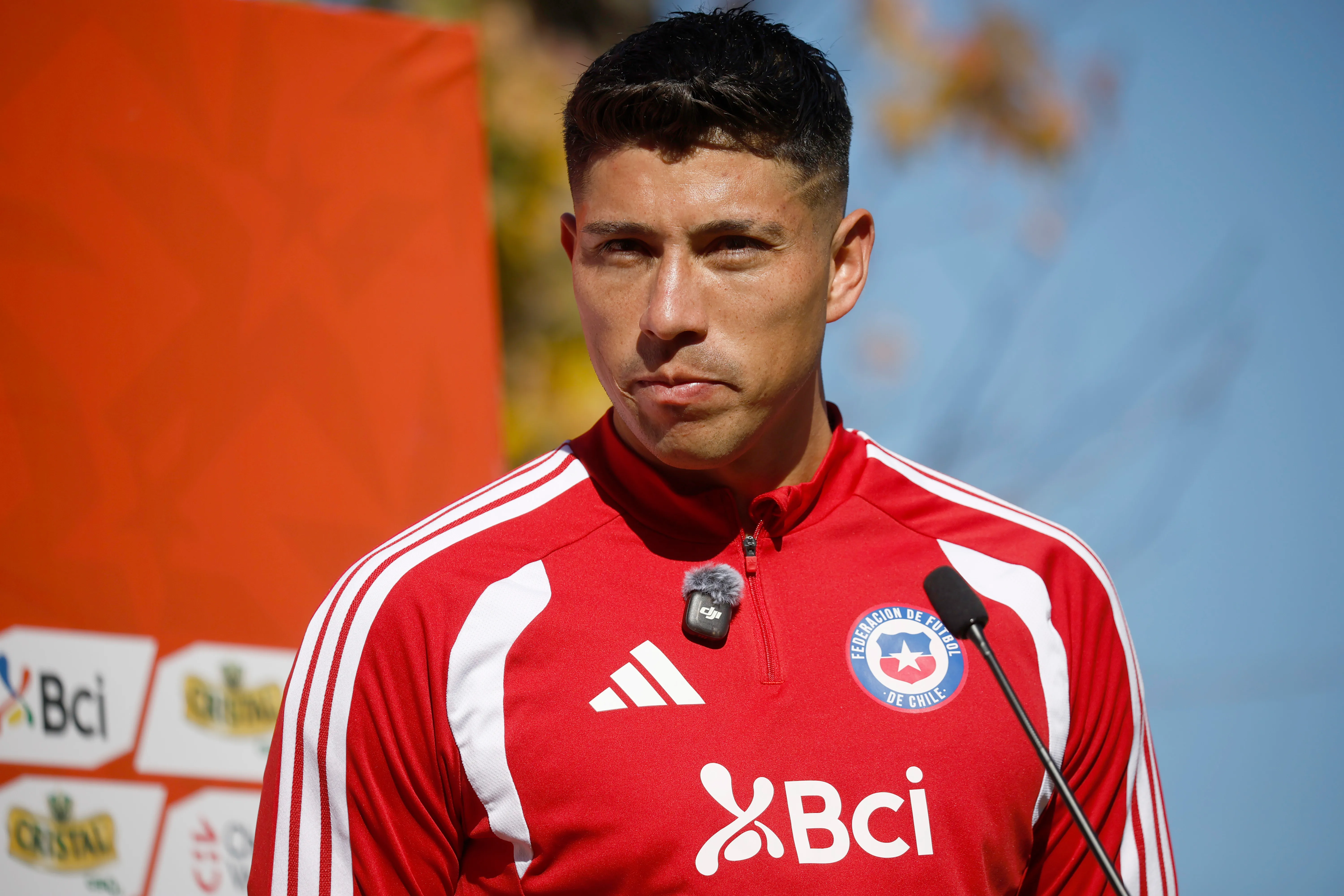Brayan Cortés en la conferencia de prensa de Colo Colo. (Foto: Dragomir Yankovic/Photosport)