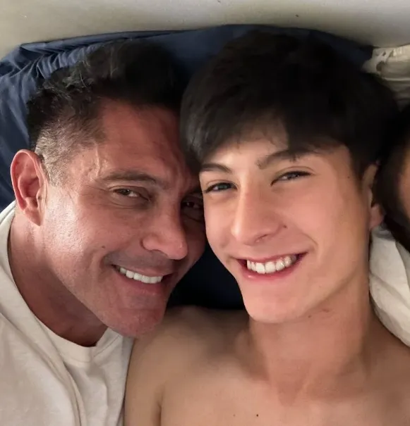 Patricio Laguna y su hijo, quien hoy hace sus primeras armas en el fútbol en las inferiores de Colo Colo (Foto: Instagram Patricio Launa)