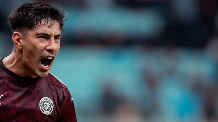 El exdelantero albo sigue marcando goles y ya llega a 10 en este año.