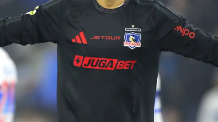 Jugador que suena en Colo Colo salió lesionado.