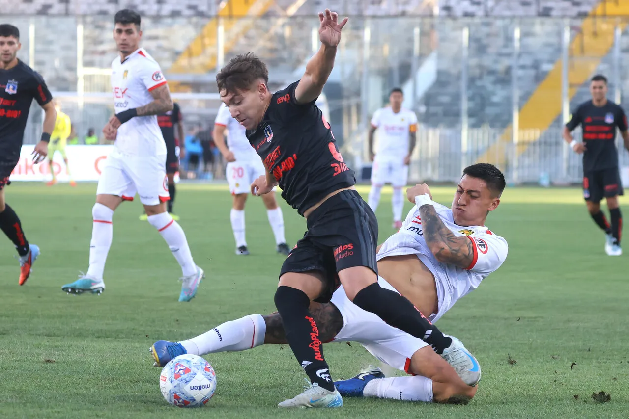 Martínez con la camiseta de Colo Colo en un amistoso. | Foto: Photosport
