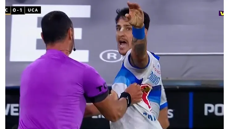 Fernando Zampedri le hace gestos al campeón del mundo Leandro Paredes.