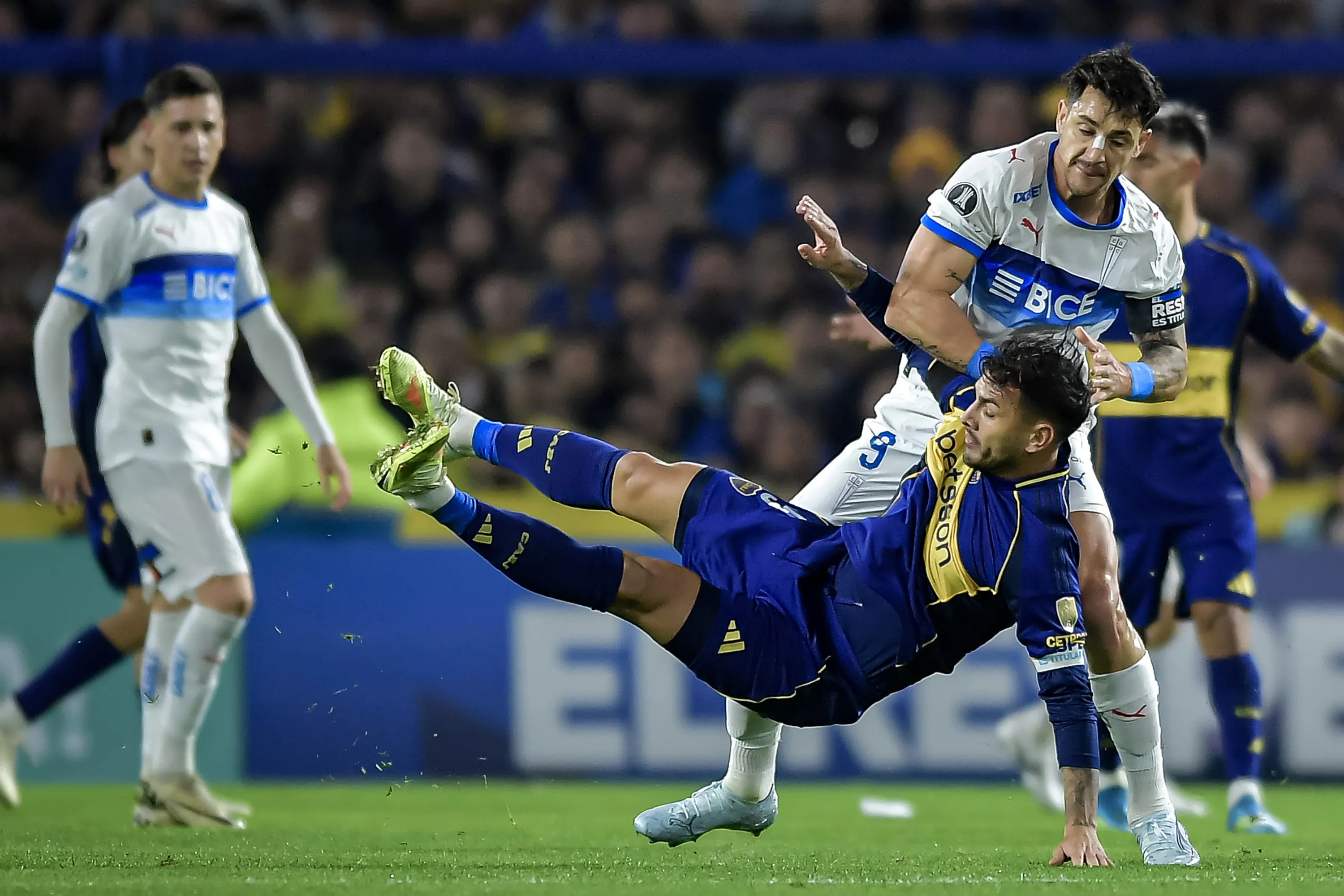 Una de las tantas postales que dejó el cruce entre Zampedri y Paredes | FOTO: Marcelo Endelli/Getty Images)