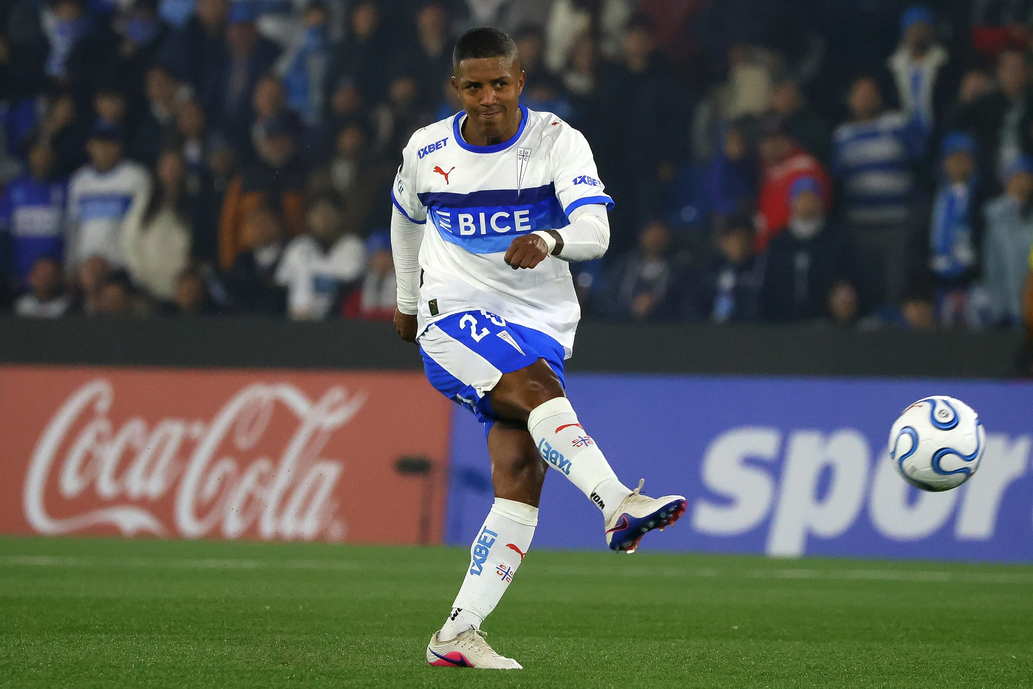 Dante Poli se rinde ante Jhojan Valencia en Universidad Católica. (Imagen: Photosport)