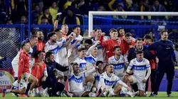El plantel de la UC celebrando el paso a octavos de final.