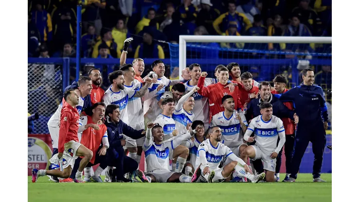 El plantel de la UC celebrando el paso a octavos de final.