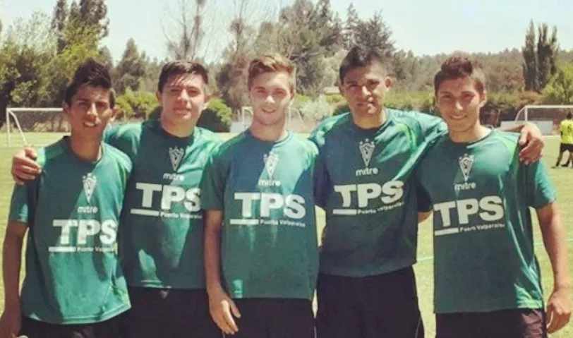 Fernando Donoso (a la derecha) vistiendo los colores de Santiago Wanderers.