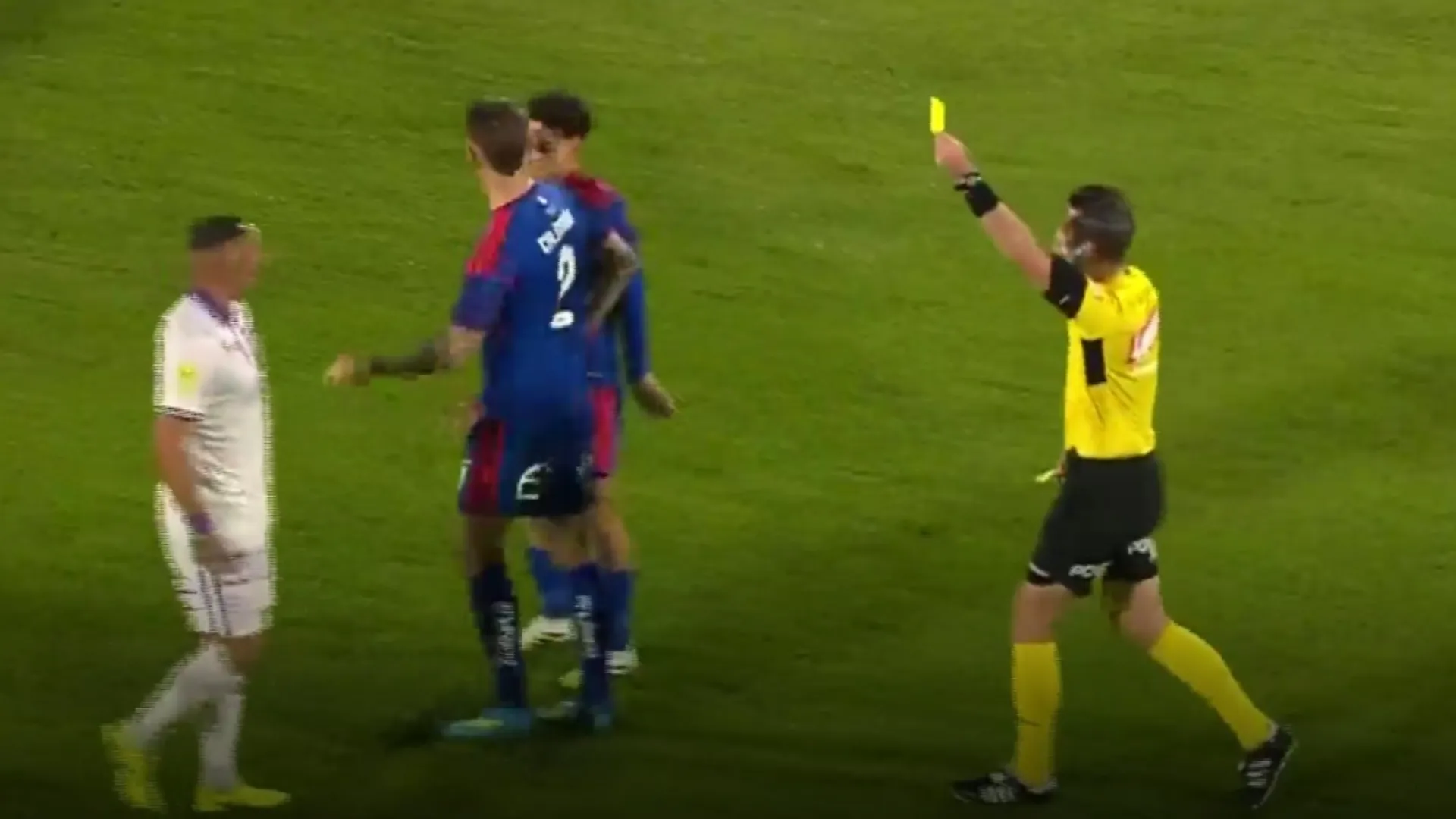El pechazo entre Altamirano y Calderón en pleno partido | FOTO: Captura TNT Sports