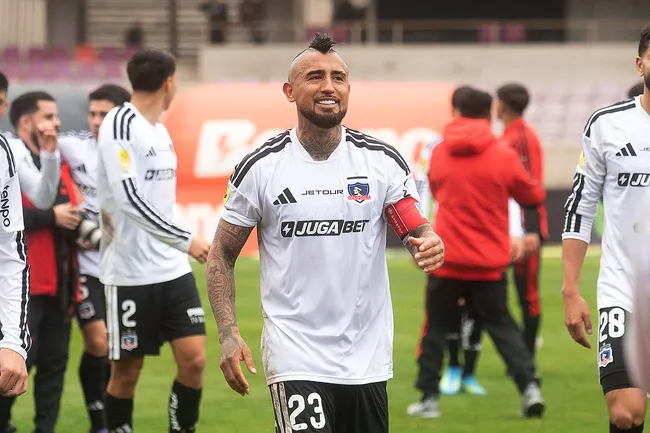 Vladimiro Mimica llena de elogios a Arturo Vidal tras goleada de Colo Colo en La Serena. (Foto: Cristian Silva/Photosport)