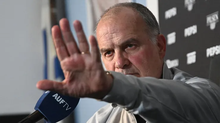 Marcelo Bielsa generó polémica en Uruguay con la lista al Mundial 2026.