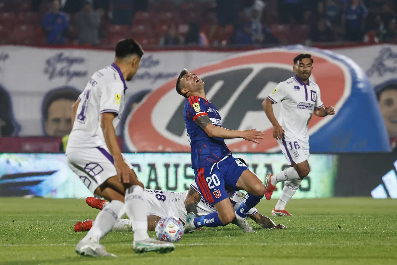 Charles Aránguiz en el ojo de la crítica (Photosport).