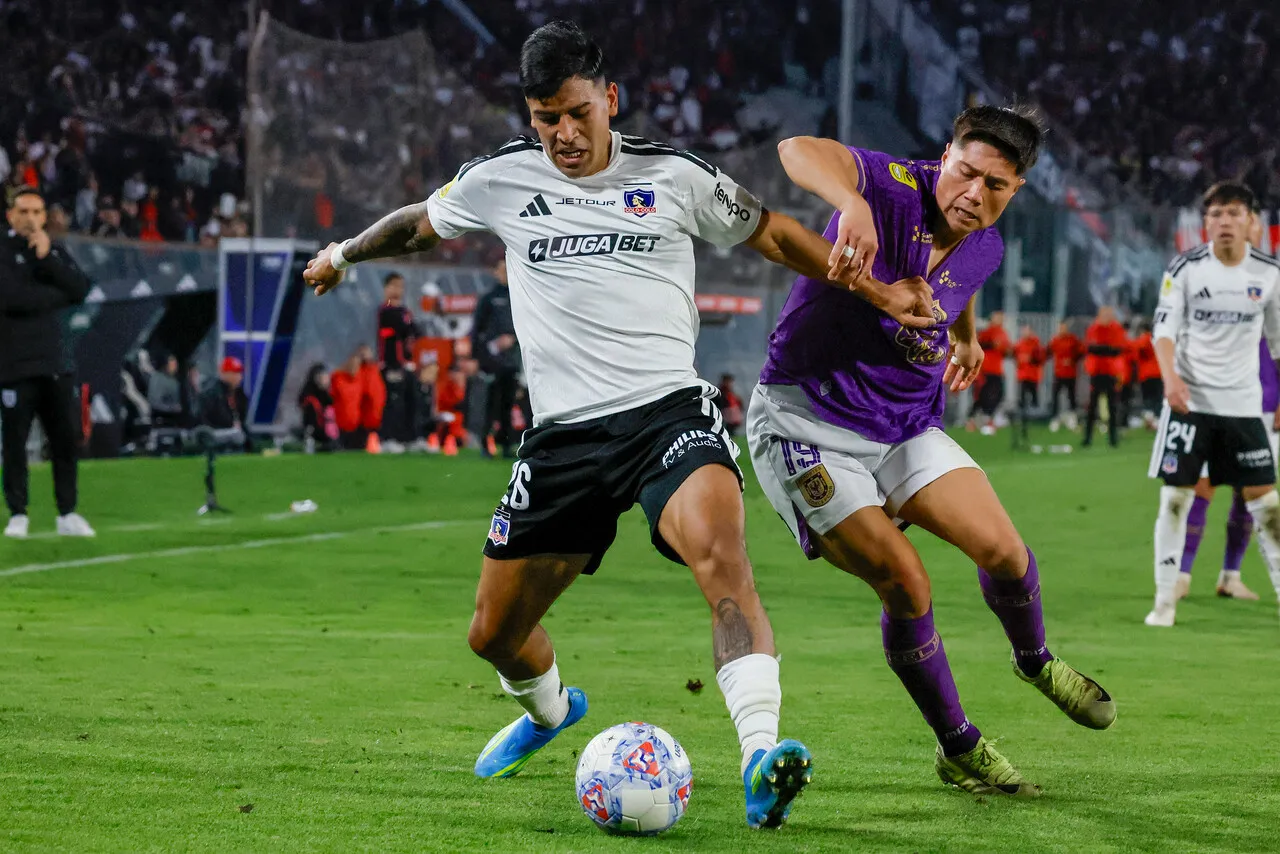 Pavez chocho con Diego Ulloa. | Foto: Photosport