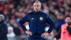 Gustavo Álvarez observa a atacante de Universidad Católica.