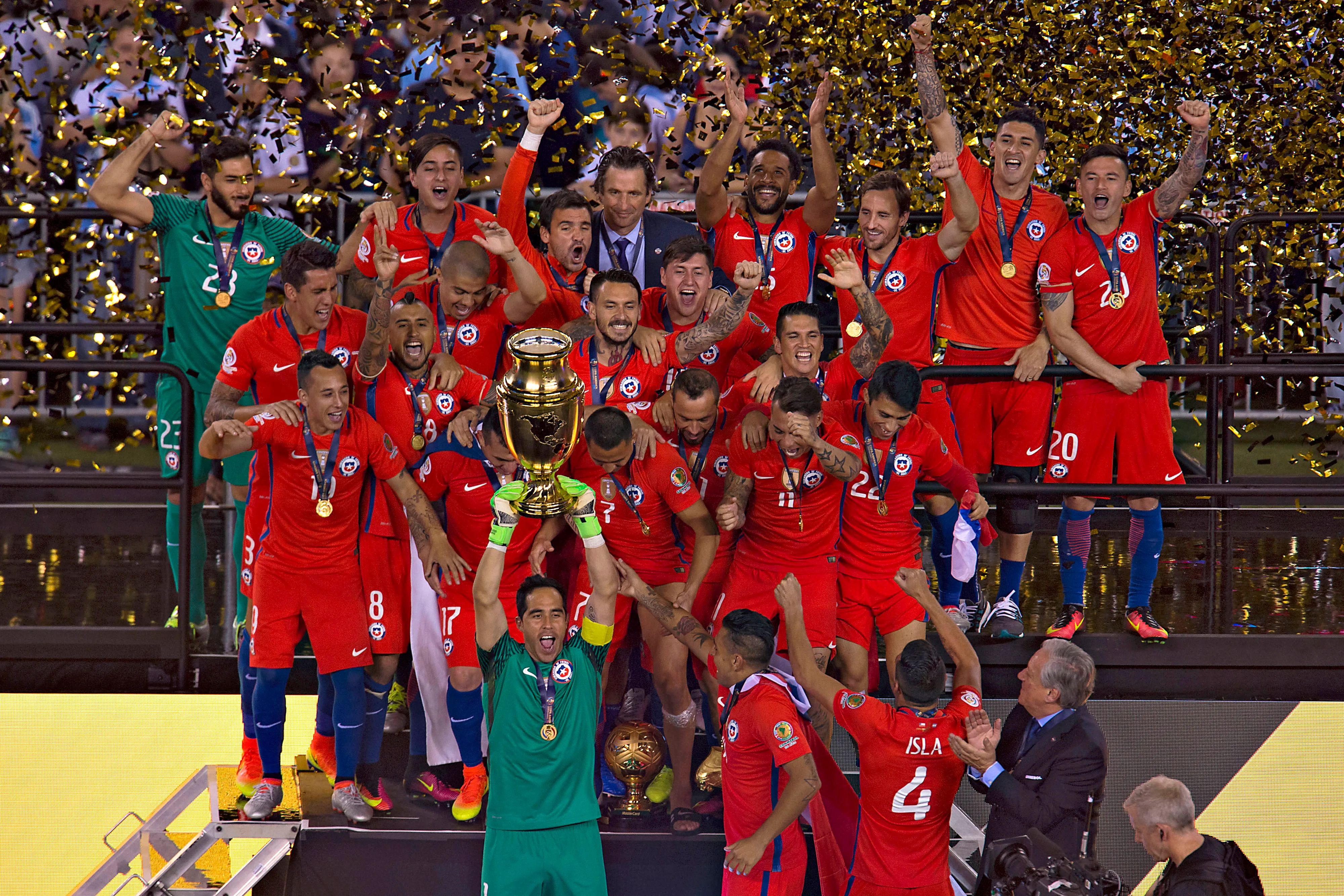 La seleccion chilena celebrando el trofeo de la Copa America Centenario tras la victoria contra Argentina | FOTO: Mexsport/Photosport