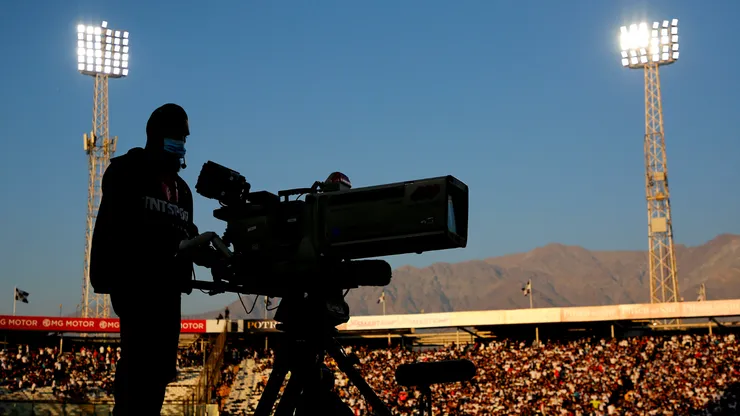 TNT Sports emite el fútbol chileno. El contrato beneficia a los clubes profesionales.