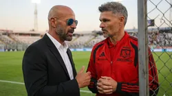 Marco Antonio Figueroa le raya la cancha a Fernando Ortiz.