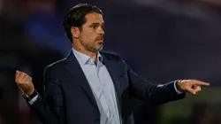 Fernando Gago protege a Lucas Assadi en Universidad de Chile.