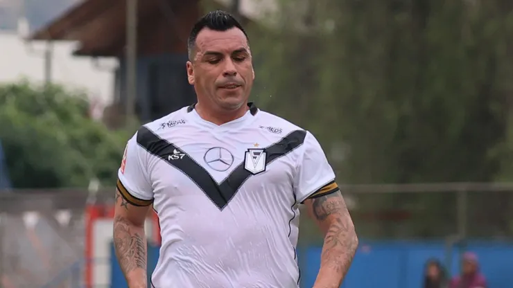 El exgoleador albo vive un duro drama en Segunda División. (Foto: Dragomir Yankovic/Photosport)