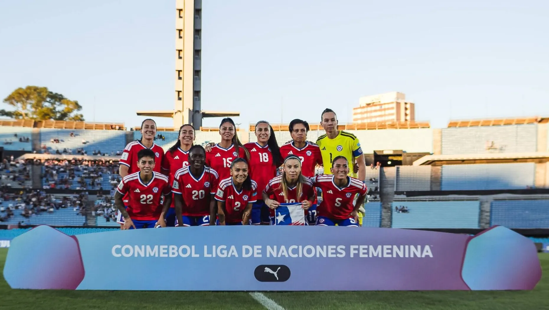 Chile recibe a Ecuador en el Estadio Nacional.