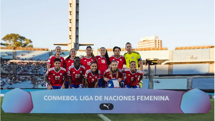 Chile recibe a Ecuador en el Estadio Nacional.