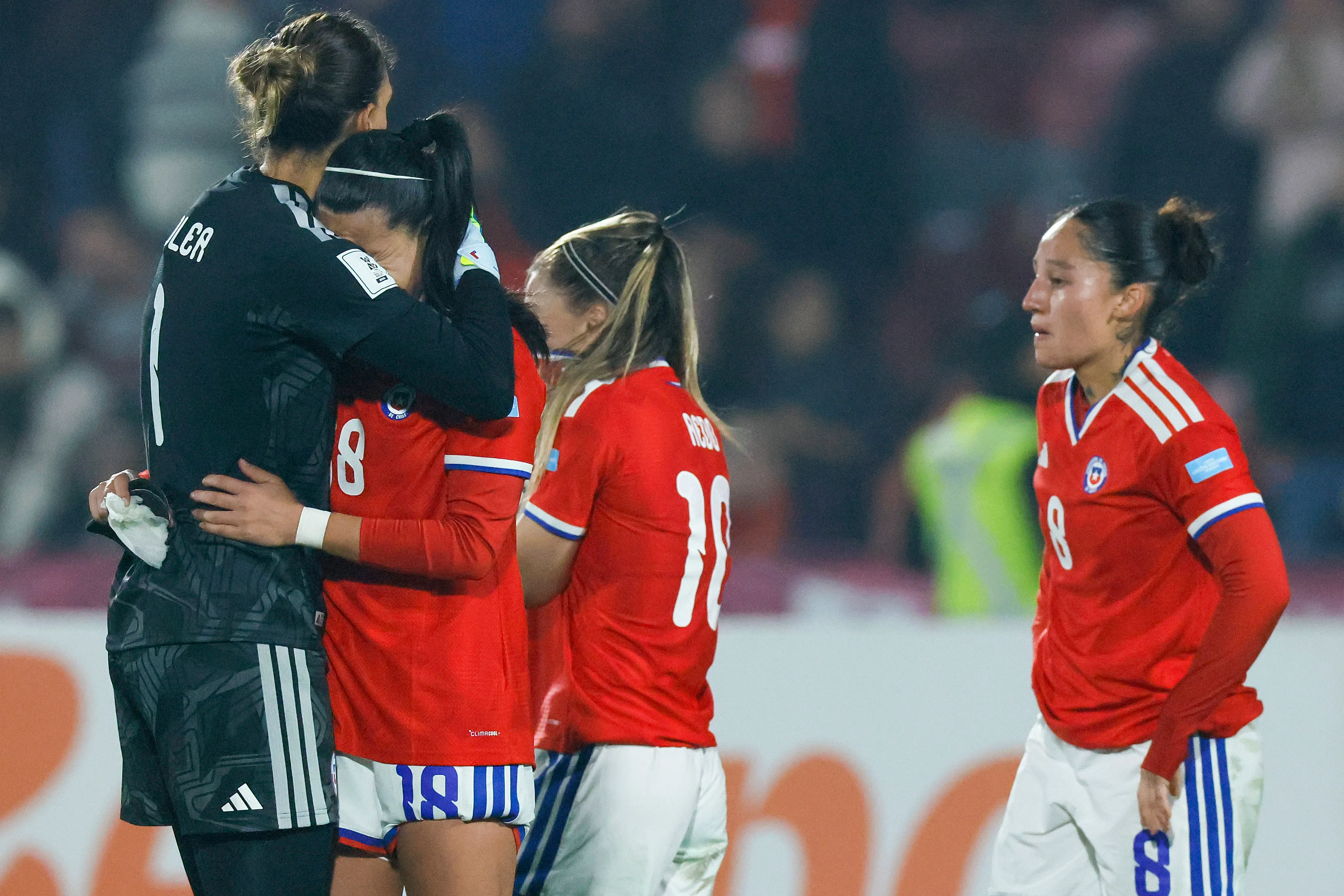 . La jugadoras de Chile lamentan la derrota contra Ecuador tras el partido de la Liga de Naciones femenina disputado en el estadio Nacional de Santiago, Chile.