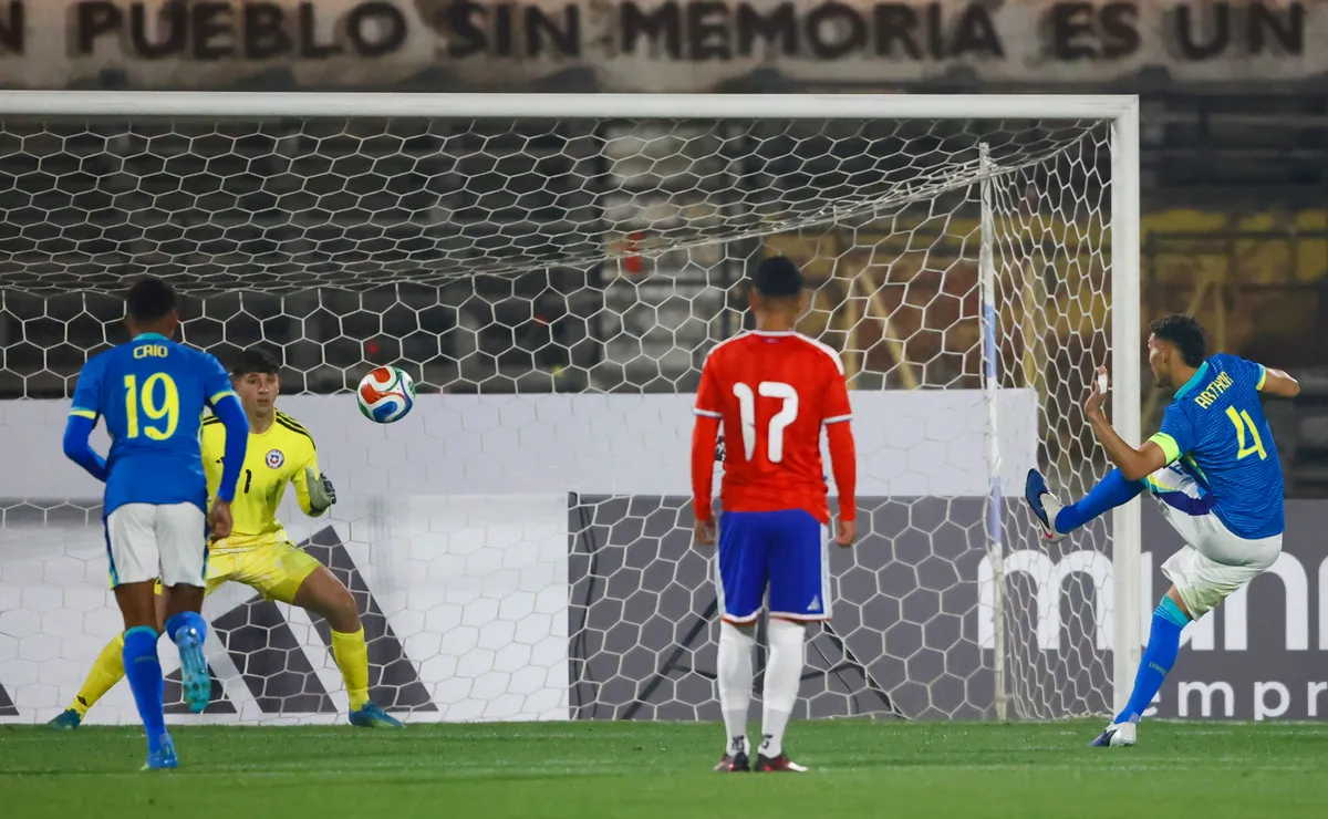 Una tremenda injusticia: La Roja Sub 20 dominó de principio a fin, pero un polémico penal le dio el triunfo a Brasil en el Nacional