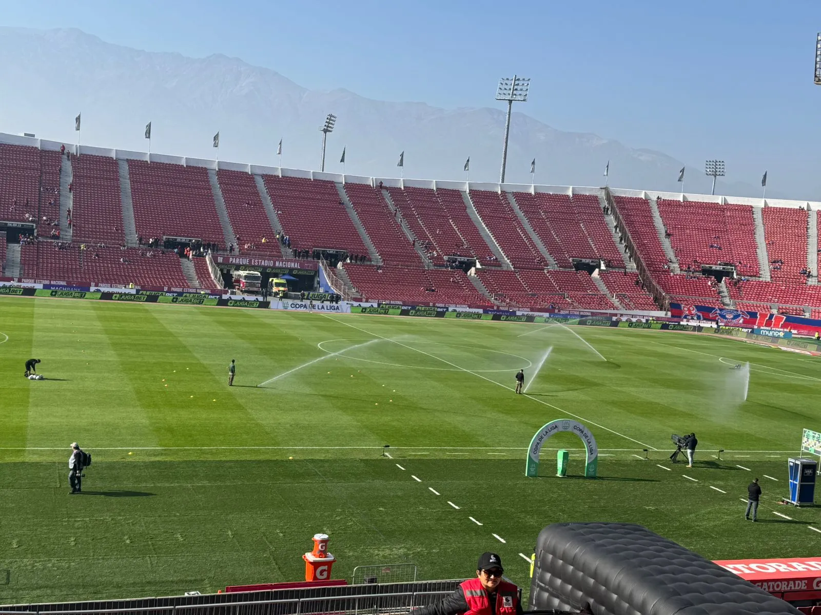 Así luce la cancha del Estadio Nacional.