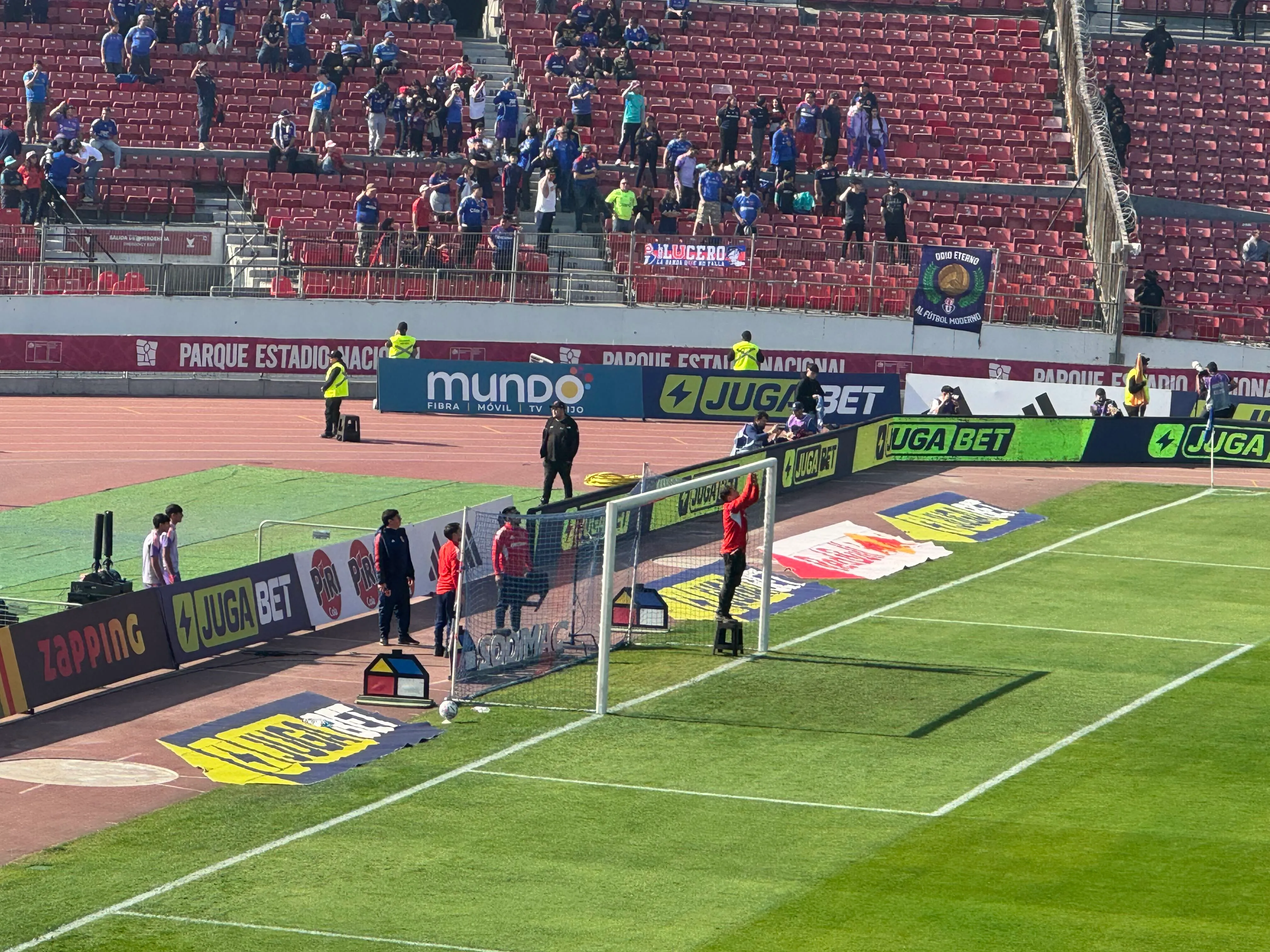 Un extraño momento antes del inicio de partido.