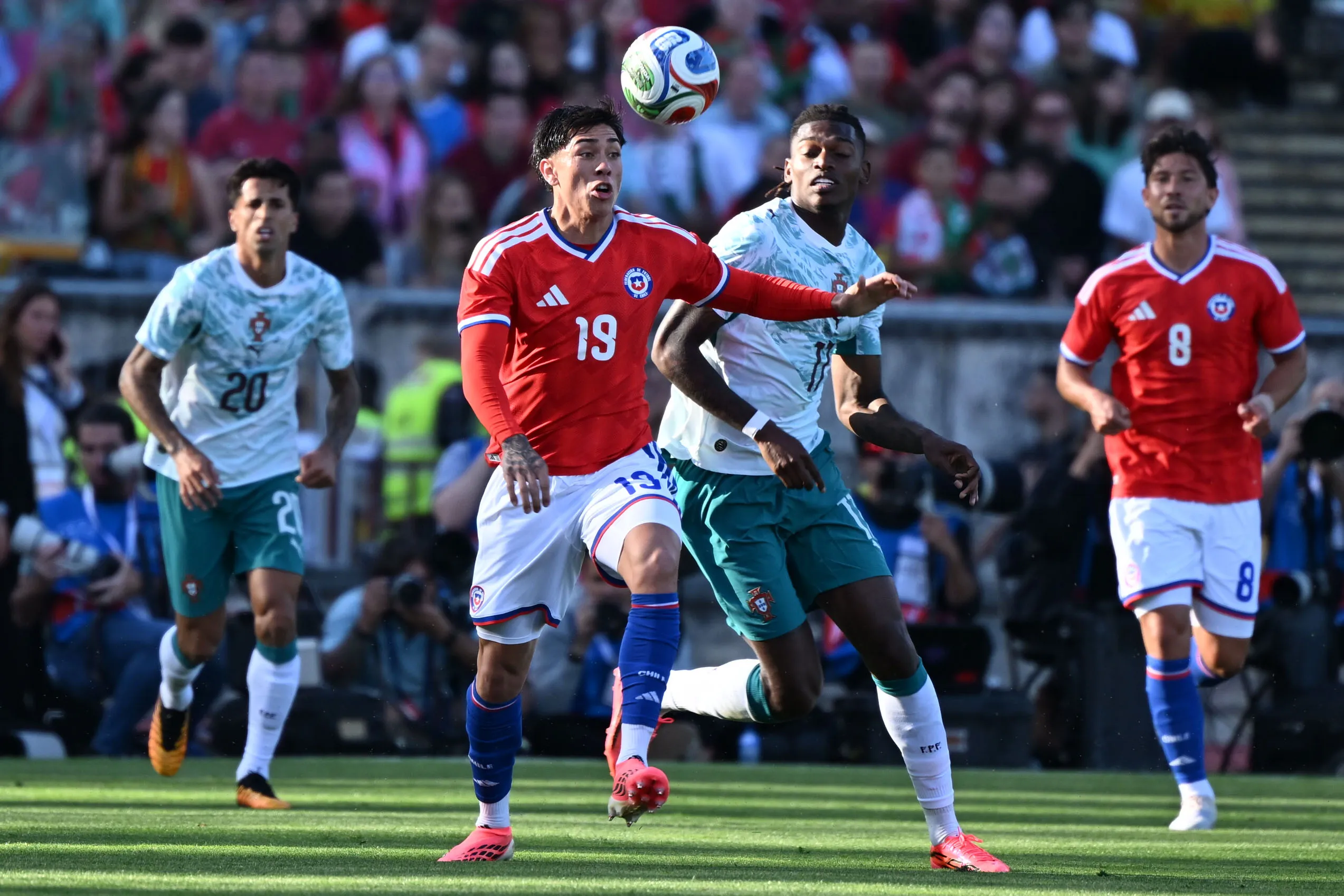 La Roja cayó por 2-1 en su visita a Portugal. (Foto: Photo: Zed Jameson/Photosport)