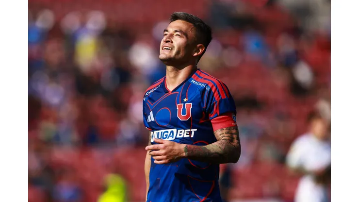 Charles Aránguiz salió lesionado y el DT Fernando Gago habló sobre su posible lesión.