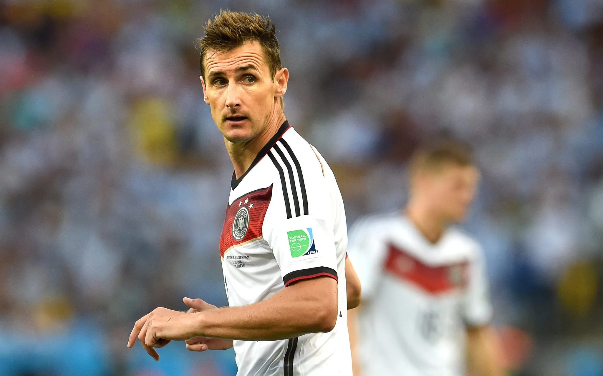 Miroslav Klose los sigue mirando a todos desde arriba
