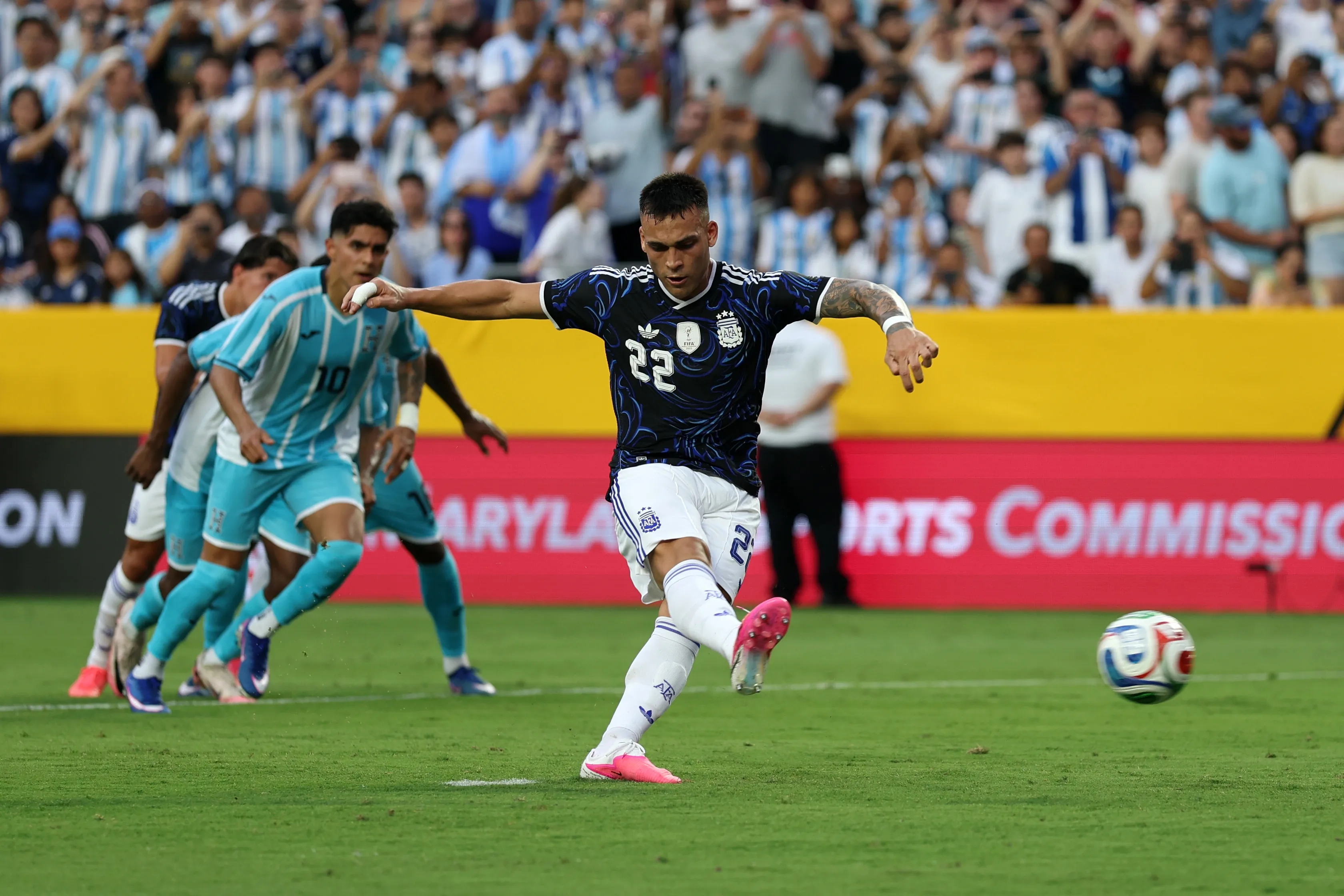 Lautaro Martínez con una de las nuevas camisetas que utilizará Argentina en el Mundial. | Foto: Getty Images