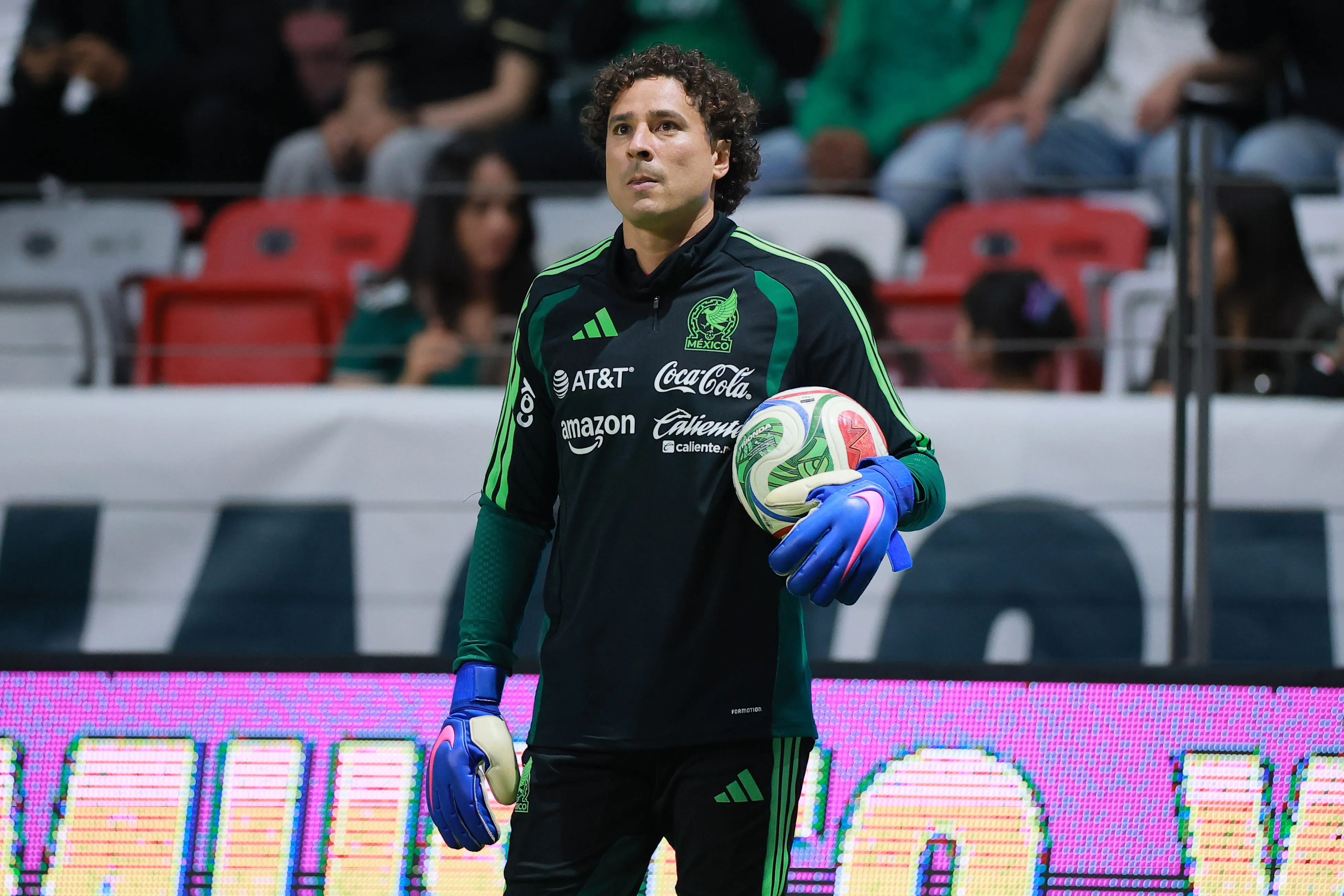 Guillermo Ochoa jugará su sexto mundial consecutivo y vivirá su “last dance” muy probablemente como suplente (Photo by Manuel Velasquez/Getty Images)