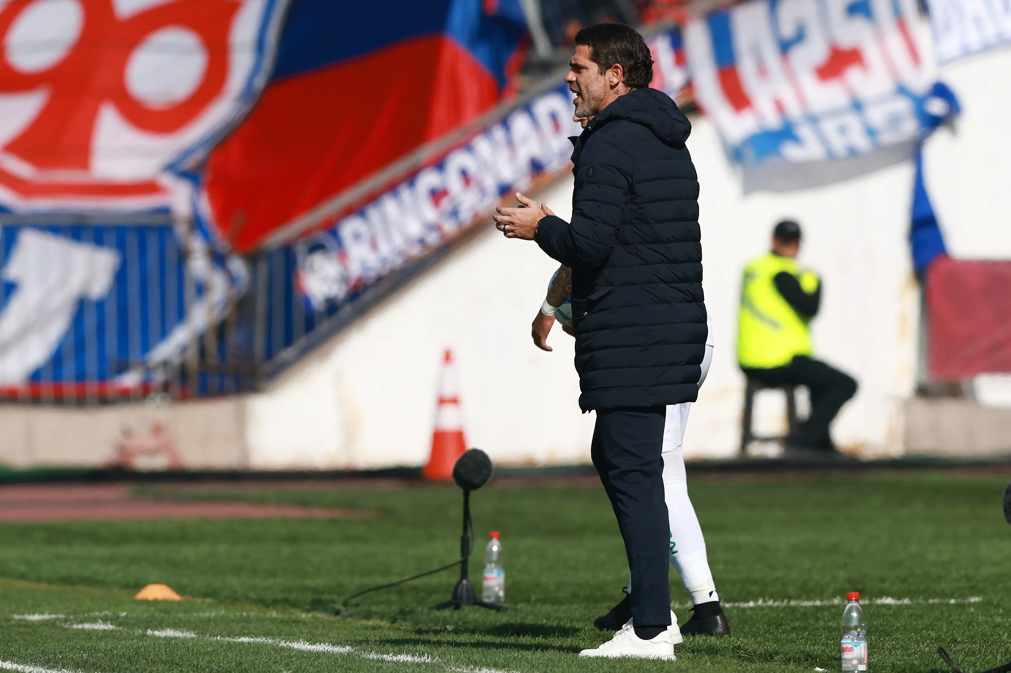 Fernando Gago tuvo una discusión en el último partido de Universidad de Chile. (Imagen: Photosport)