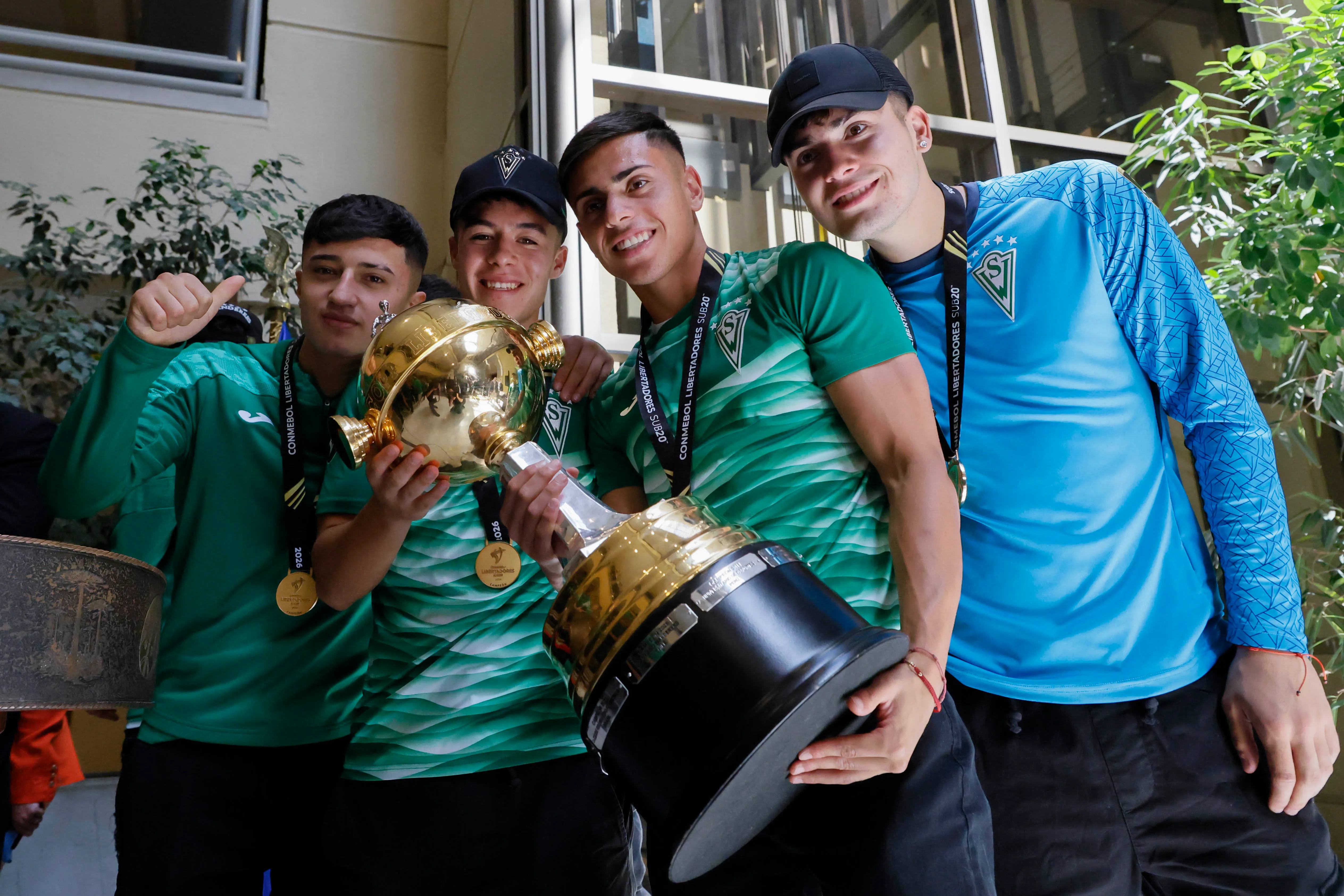 Parte del plantel de Santiago Wanderes en el homenaje en la Camara de Diputados tras levantar la Copa Libertadores sub 20 | FOTO: Sebastian Cisternas/Photosport