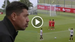 El registro muestra al técnico ordenando una llamativa jugada a balón detenido.