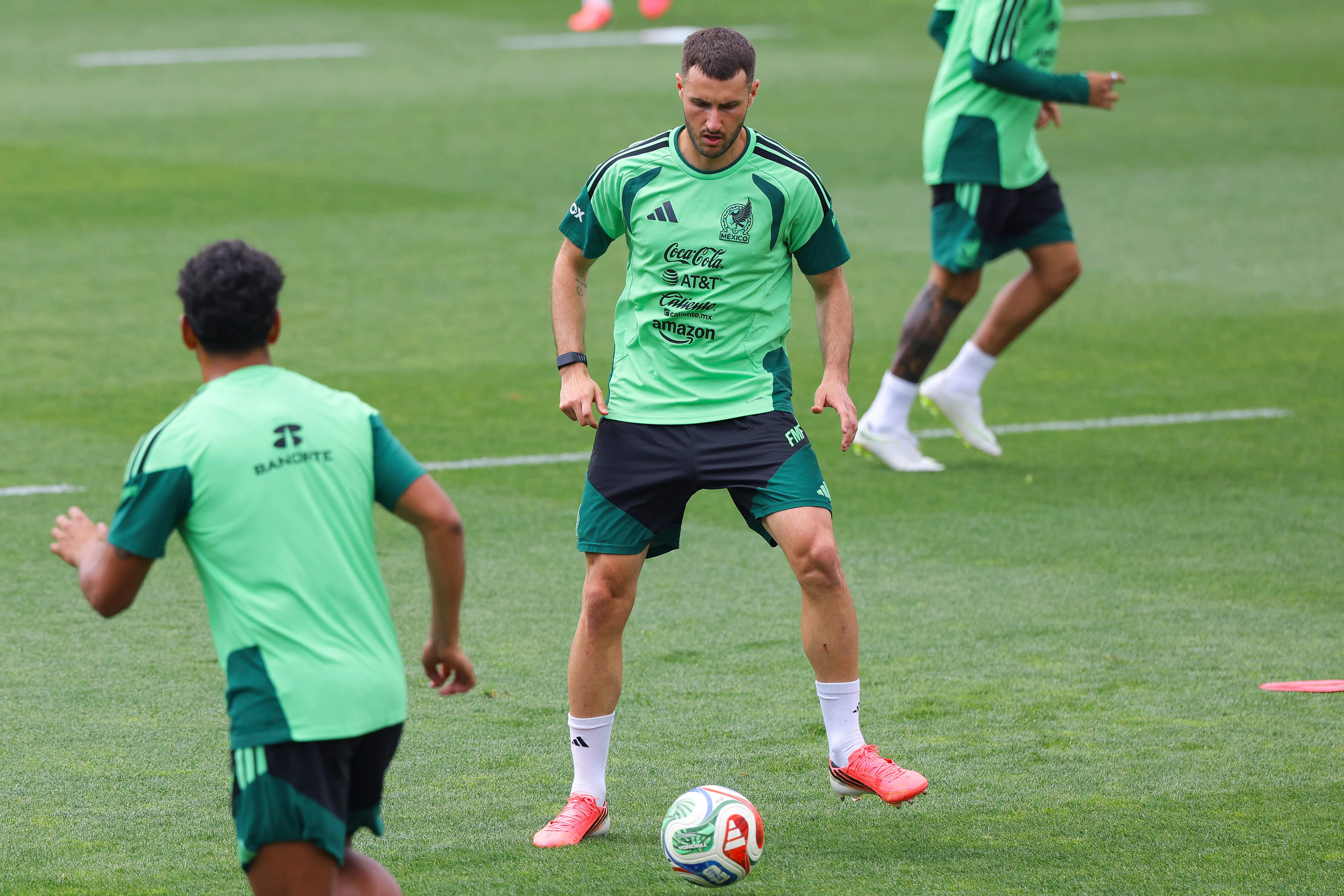 Santiago Giménez es la gran figura de México. | Foto: Photosport