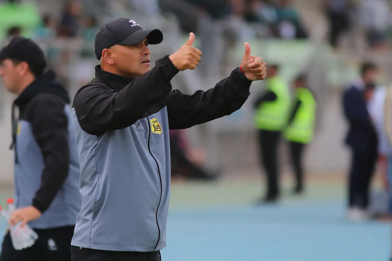 Apuntaron sin piedad contra Humberto Suazo. | Foto: Photosport