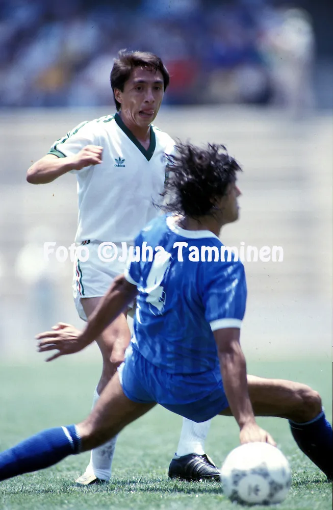 Luis Mosquera enfrenta al seleccionado mexicano / ©JUHA TAMMINEN