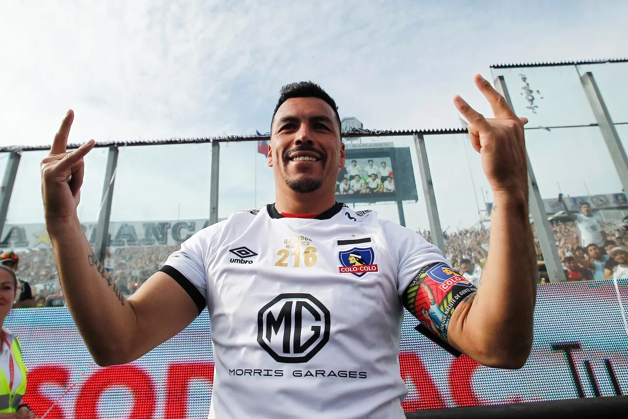 Esteban Paredes demuestra que su corazón sigue siendo más albo que nunca. (Foto: Photosport)