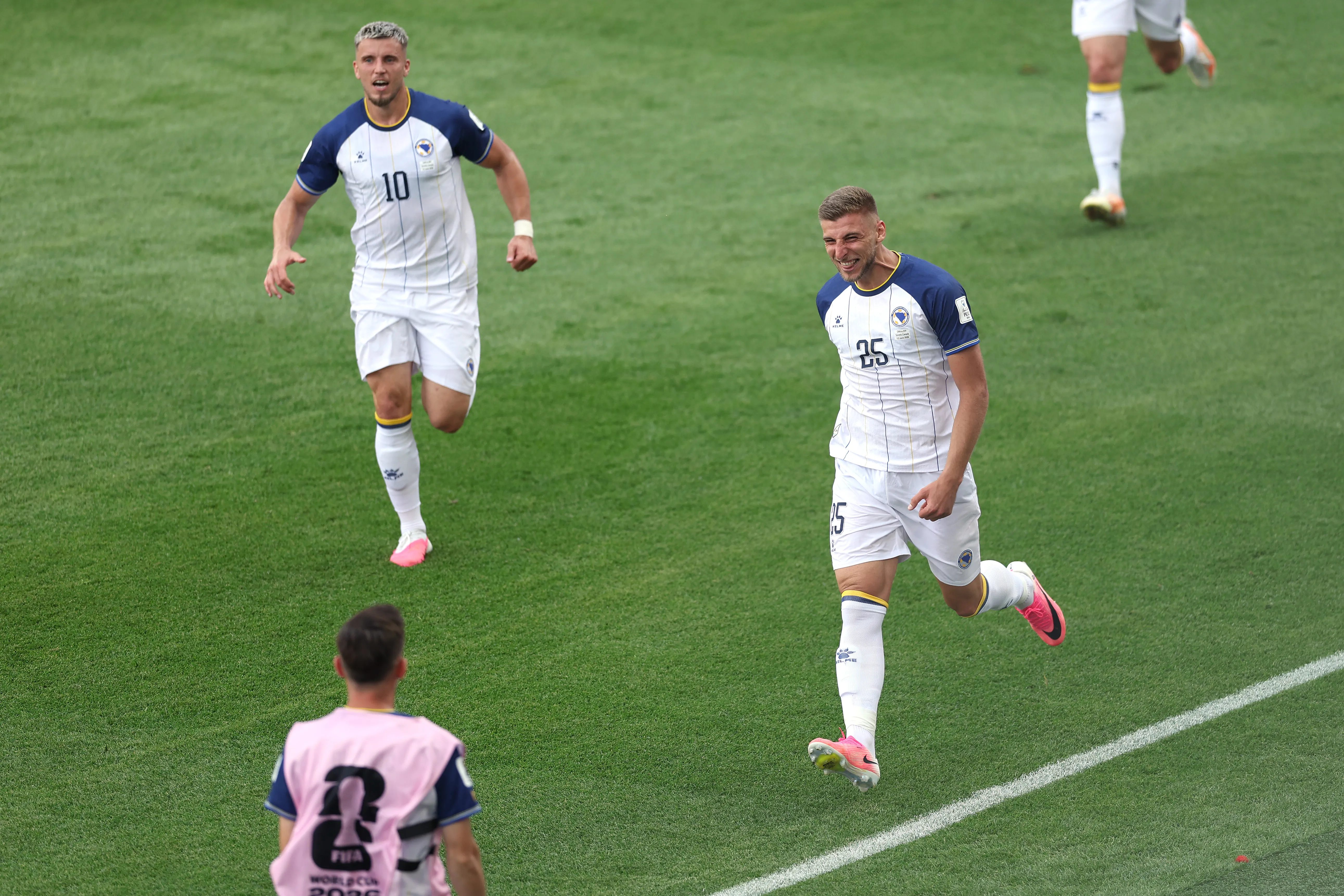 Bosnia abrió el marcador ante los candienses.