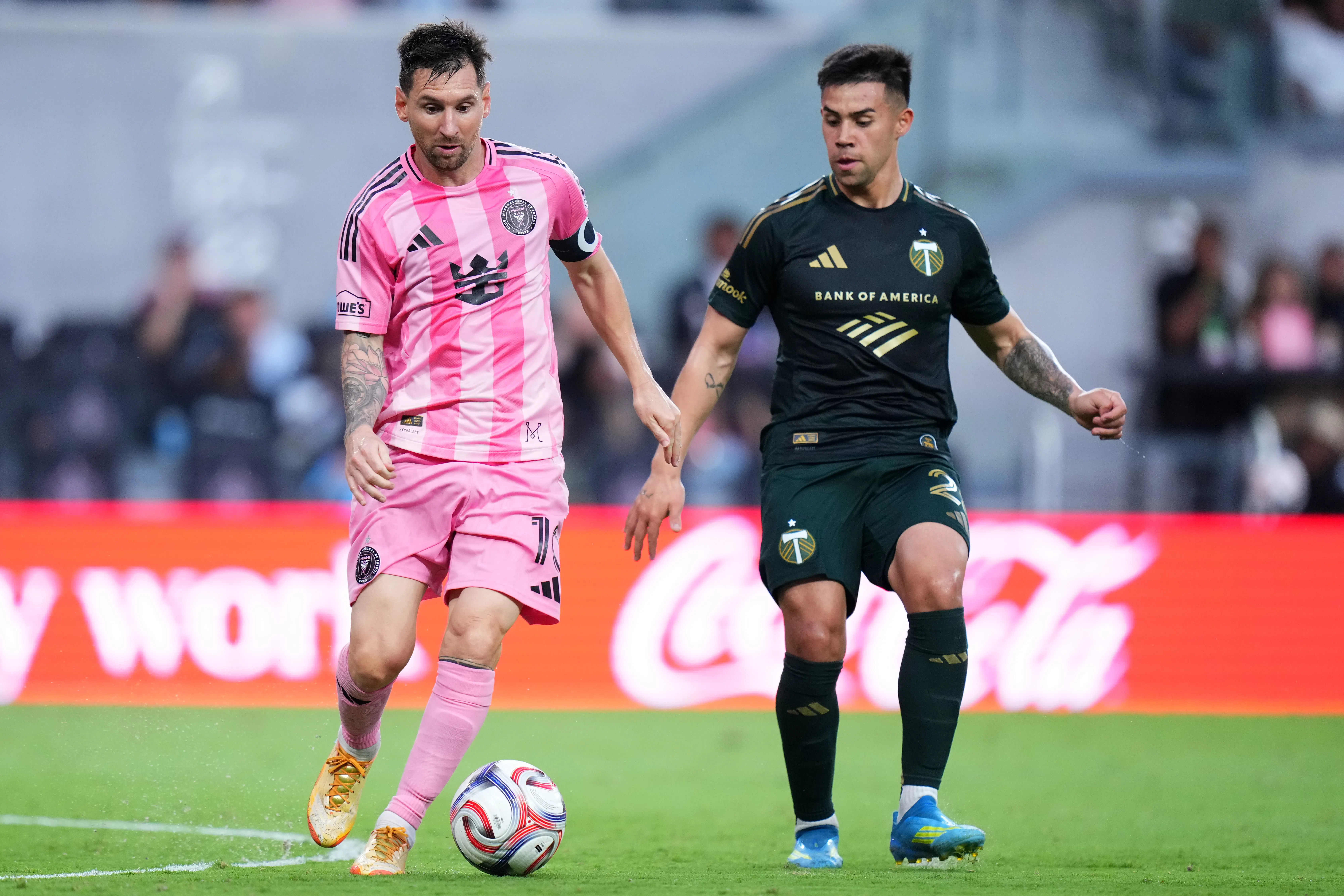 Alexander Aravena enfrentando a Lionel Messi en la MLS | FOTO: Rich Storry/Getty Images