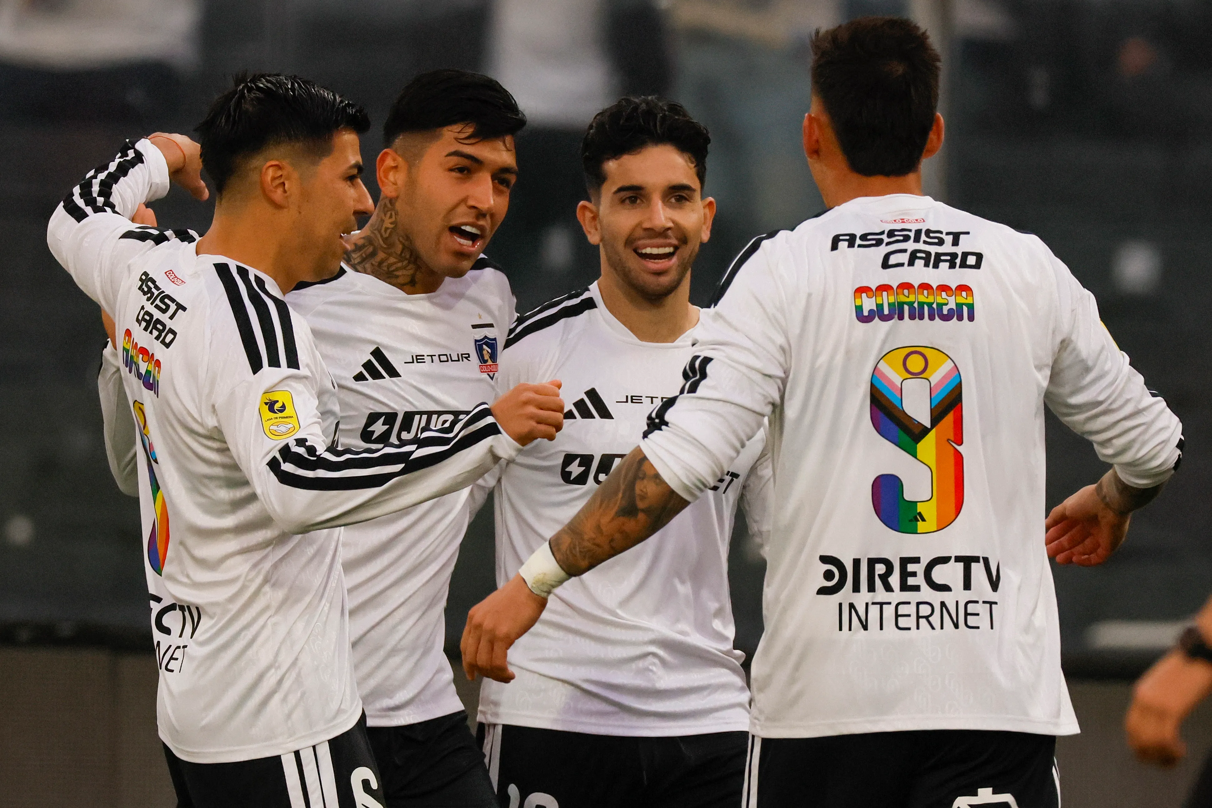 Las camiseta de Colo Colo con la bandera por el orgullo en los dorsales. (Foto: Andrés Piña/Photosport)